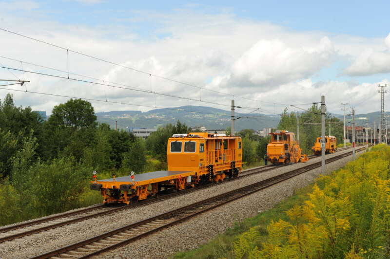 A DGS 90 N as part of a machine consist for mechanised track maintenance. The working speed of a DGS mainly depends on other machines or work units.